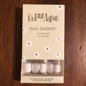 Red Aspen Nail Dashes in Daisy’s in White